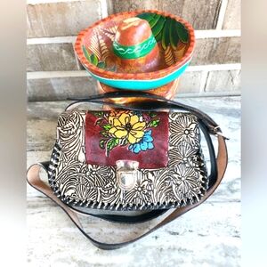 Hand Tooled Flower 🌼 Crossbody